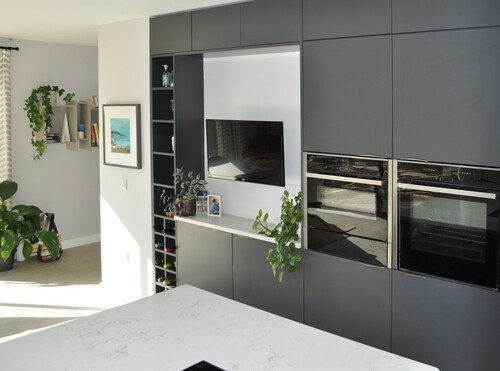 integrated ovens in the kitchen 