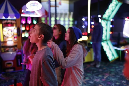 Elevate Students spend time together at Mac Daddy's.