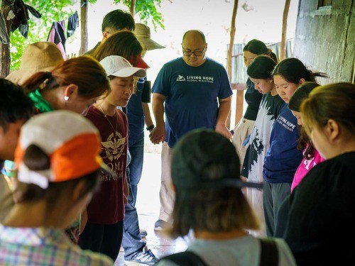 短宣队牵手齐心祷告