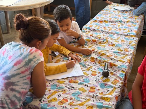 Honduran children writing their udpates at church 在教会写成长报告的洪都拉斯的孩子