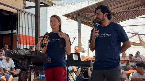 Justine sharing her testimony in prison with the help of a translator Justine 在翻译的帮助下在监狱里分享她的见证