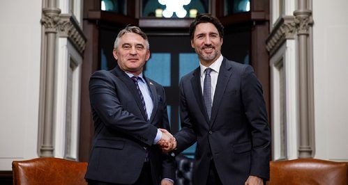 Chairman Željko Komšić shaking hands with Prime Minister Justin Trudeau.