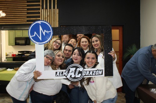 imagen decorativa que muestra a varias personas sonriendo