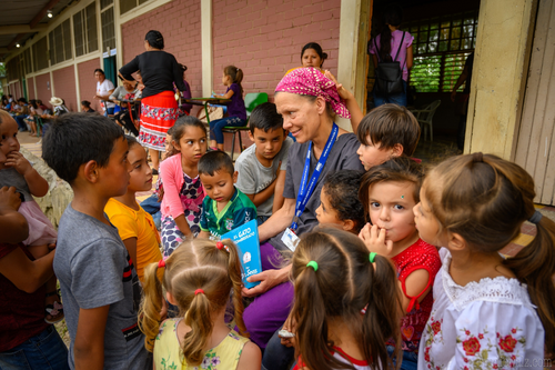 photo of ERPC volunteer reading to children on Honduras Medical Mission