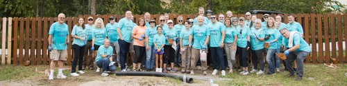 Community Groups serving side by side and showing the love of Jesus together.