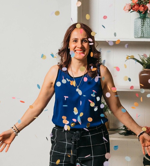 Una mujer celebrando con confeti