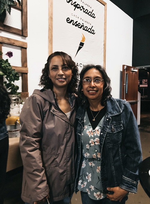 Dos amigas en una reunión de Vida Mujeres